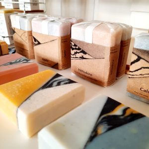 De magnifiques savons aussi beaux que bons pour la peau et la planète. Chez Il était une fois dix doigts, Paris 15e