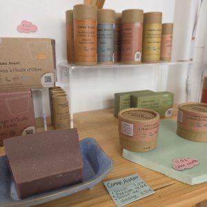 La marque Comme Avant est présente à la boutique. Nous avons sélectionné différents produits (anti moustique, déodorants, shampoings solides, parfum, savon de rasage, crème, produits solaires...)